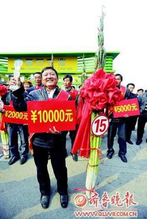 山東農(nóng)民種出2.23米高大蔥,第三次折桂獲10000元獎(jiǎng)金