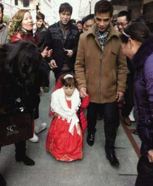 “拇指姑娘”的婚禮:35歲女子身高不足1米與26歲1.75米男子結(jié)婚