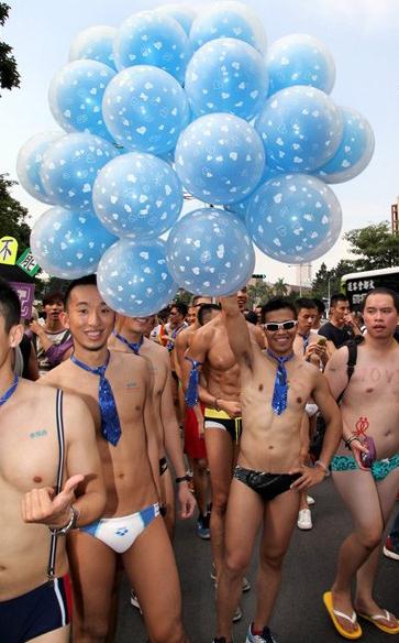 臺灣5萬名同性戀大游行,呼吁同志要婚姻平權,也要伴侶多元