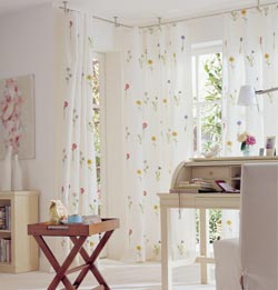 夏天太熱如何避暑?巧妙利用窗簾抵擋夏天炎熱