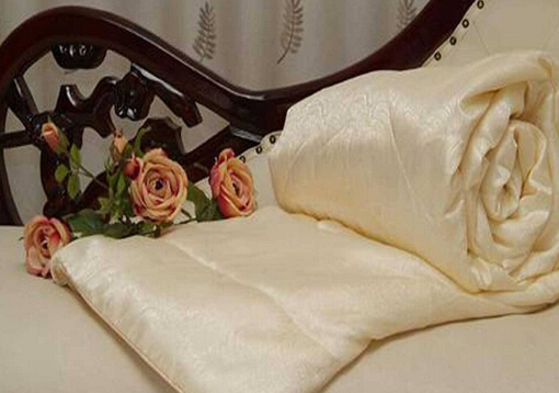 蠶絲被如何清潔保養？蠶絲被的好處