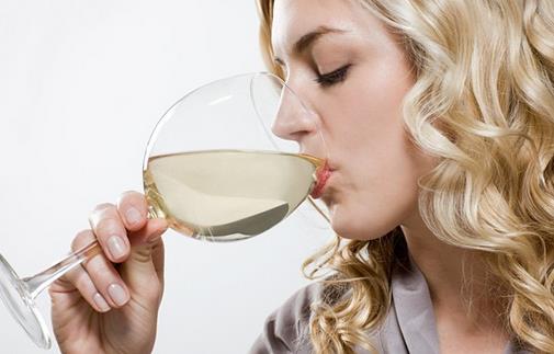 飲酒多少算過量?喝多少酒算喝得太多?喝酒的危害