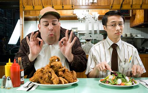 晚餐吃太飽會誘發哪些疾病？晚餐吃太飽的危害