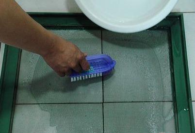 隱形紗窗怎么清洗:邊拽邊擦清洗紗窗