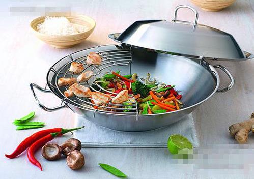 炒菜時鍋里著火怎么辦？炒鍋起火的錯誤與正確滅火方法