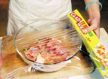 保鮮膜能放進微波爐里加熱嗎?微波爐加熱保鮮膜有毒嗎