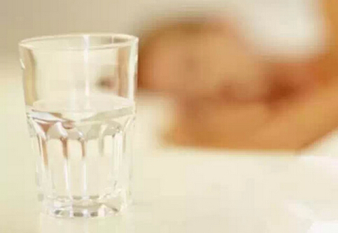 夏季應該多喝白開水-糖飲料越喝越渴