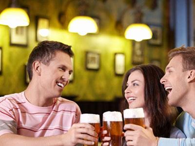 喝酒前吃什么不容易醉酒？喝酒前酒中酒后做法