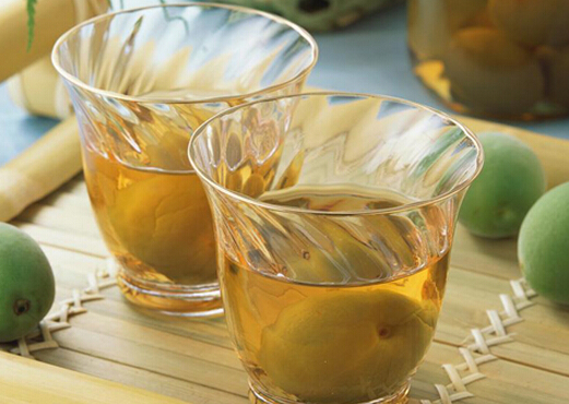 青梅酒的營(yíng)養(yǎng)價(jià)值及注意事項(xiàng)-青梅酒的功效與作用