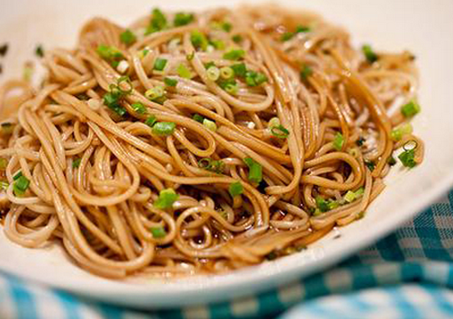 蔥油拌面的營(yíng)養(yǎng)價(jià)值-蔥油拌面的特點(diǎn)