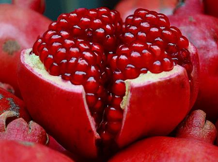 吃石榴有什么好處？石榴的營養(yǎng)價值、功效與作用