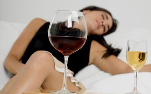 女人經(jīng)期能喝酒嗎?女性經(jīng)期喝酒有什么危害