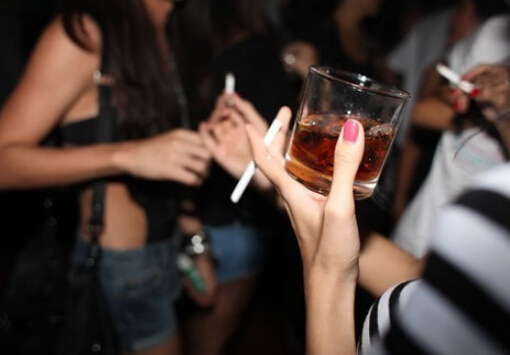 男性長期酗酒加快大腦老化-喝酒的危害