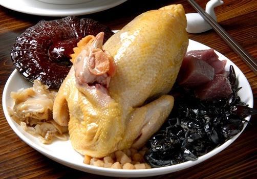 如何鑒別散養(yǎng)雞與速成雞？散養(yǎng)雞與速成雞的區(qū)別