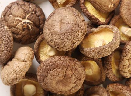 如何泡發(fā)干香菇和干黑木耳?泡香菇加糖,發(fā)木耳加鹽