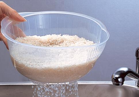 如何淘米煮飯更營養?糾正淘米煮飯常見的誤區