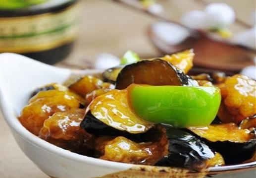 紅燒茄子怎么做不吸油？做紅燒茄子最省油的方法