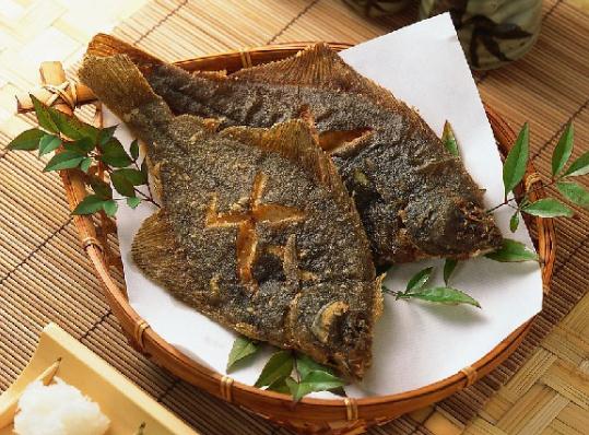 怎樣煎魚不掉皮？怎么煎魚不粘鍋？煎魚不掉皮不粘鍋的小竅門