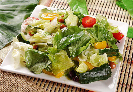 涼拌黃瓜的做法-涼拌菜加點(diǎn)堅(jiān)果美味又營(yíng)養(yǎng)