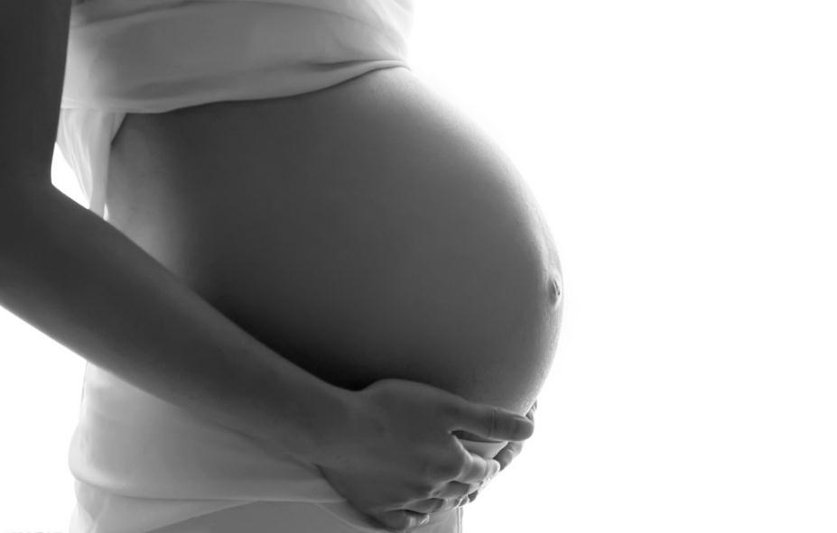 周工作超40小時或經常抬舉重物，難受孕！