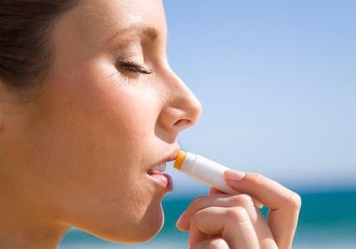 秋季嘴唇易干裂脫皮怎么辦?如何保養嘴唇?唇部保養方法