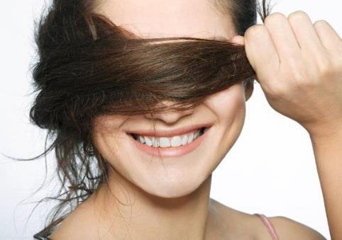 用手打理卷發比梳子更健康:7妙招助你輕松打理亂蓬蓬的卷發