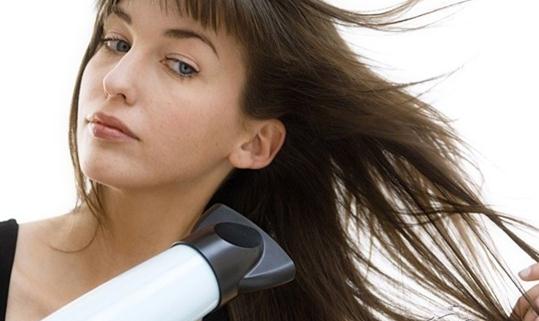 如何使用電吹風吹頭發(fā)做造型？電吹風使用注意事項：直發(fā)卷發(fā)如何打理