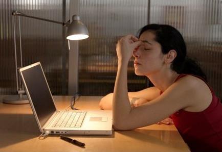 經常熬夜上班族如何養生?自我克制飲食戒煙戒酒