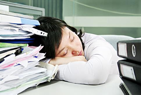 趴著睡覺好嗎?經常趴在桌上睡午覺最傷眼睛和神經