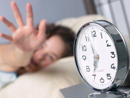 被鬧鐘叫醒相當于醉酒，長期被驚醒危害大