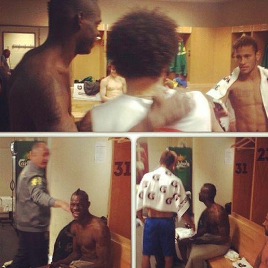 巴神半裸闖更衣室引圍觀,與巴西球員內(nèi)馬爾馬塞洛等人聊天