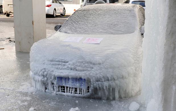 長春冰雕車：長春一轎車停在輕軌高架橋下被凍成“冰雕”