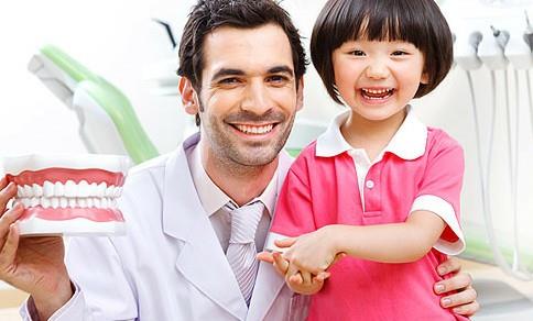 導致嬰幼兒牙齒發黃發黑的食物有哪些？牙齒黃怎么辦