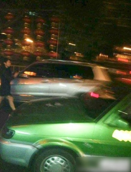 成都猛女鬧市區(qū)強(qiáng)奸過路男人,路邊野戰(zhàn)完事后提上褲子瀟灑離開