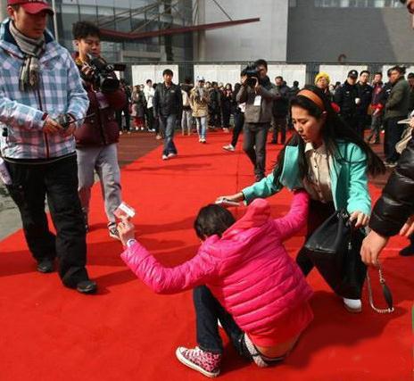 北影哭泣姐落榜大哭撒潑打滾圖走紅，網友調侃“哭這么丑怎么演瓊瑤戲”