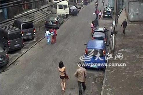 南昌吸毒男子吸毒后扒光女子衣服游街,民警用鋼叉制服