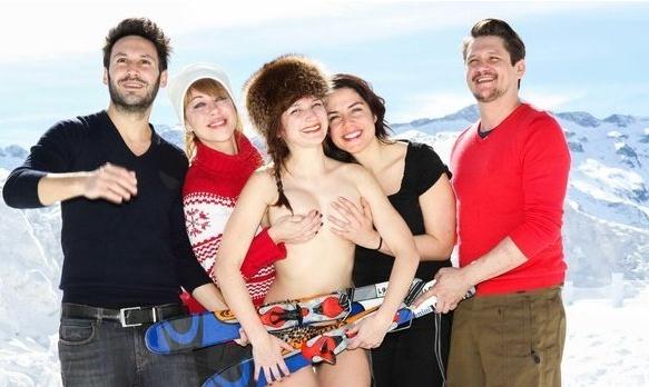 法國(guó)女星朱莉全裸雪山拍性感寫真，友人用手幫其遮胸(組圖)