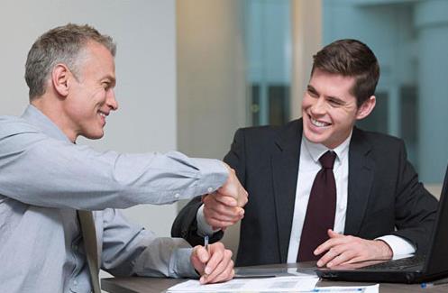 什么是肢體語(yǔ)言?銷售禮儀的6種常見(jiàn)肢體語(yǔ)言