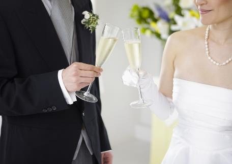婚禮斟酒碰杯的禮儀常識-婚宴酒水的選擇