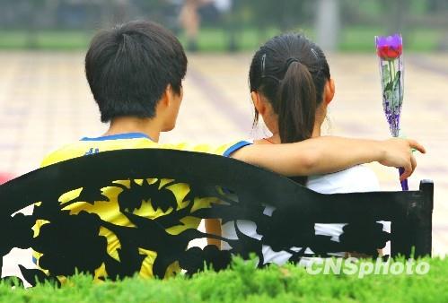 戀愛“起步價”引熱議:女性擇偶標準月收入最低5000元,各年代愛情代價對比