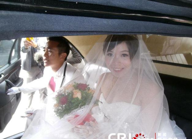 臺灣男子選忌嫁娶日大年初三完婚，六輛加長型殯葬禮車娶親