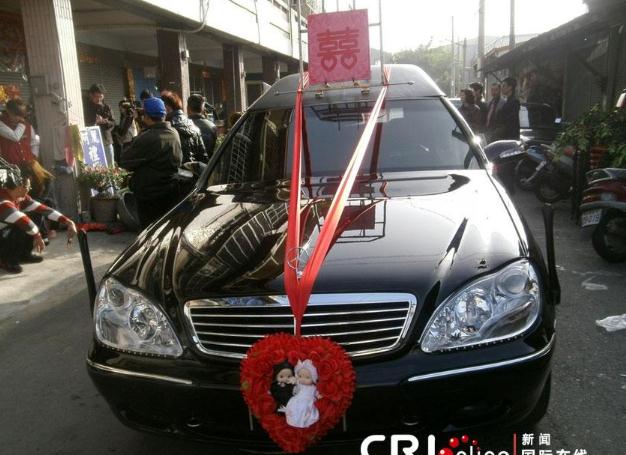 臺灣男子選忌嫁娶日大年初三完婚，六輛加長型殯葬禮車娶親