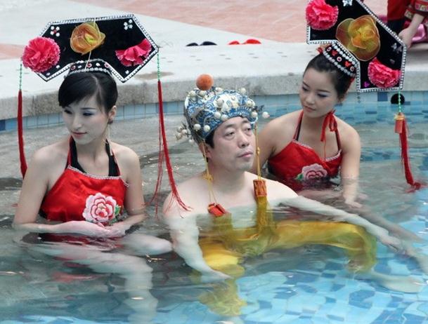 河南一溫泉會所開業，山西男子花十萬元享受“帝王頭湯”