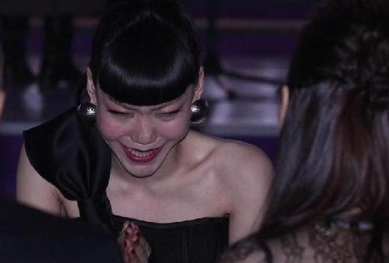 吳莫愁與伊能靜同桌，吳莫愁被網友調侃“笑比哭還難看”(圖)，這是苦還是在笑？