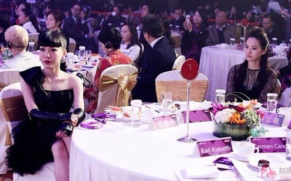 吳莫愁與伊能靜同桌，吳莫愁被網友調侃“笑比哭還難看”(圖)