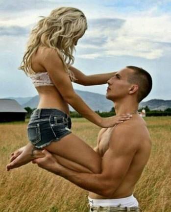 外國高難度情侶合照走紅，引發無數網友爭相模仿花樣百出