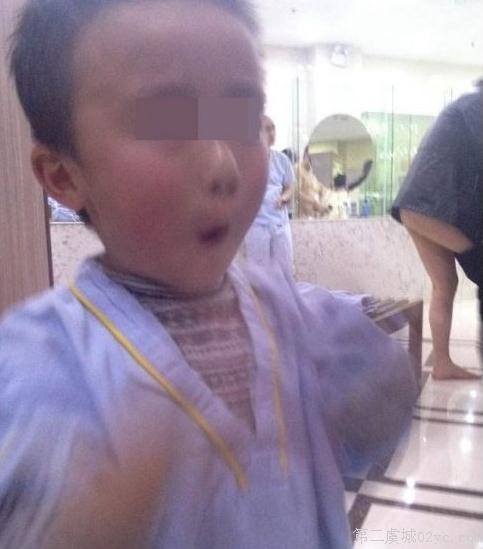 繼蘇州水霸王澡堂子美女露點門后，蘇州水霸王浴室連拍孩童賣萌照，脫褲男子露臀又不幸成為背景(圖)