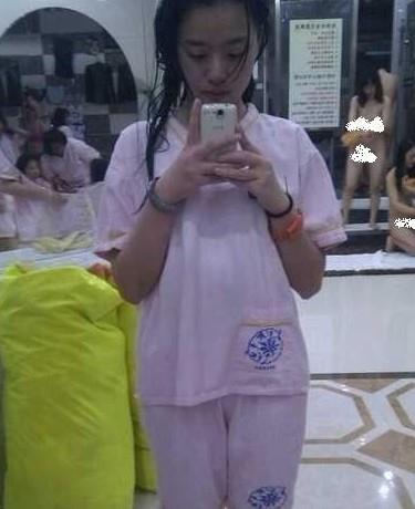 繼蘇州水霸王澡堂子女浴客全裸露點門后，蘇州水霸王浴室連拍孩童賣萌照，脫褲男子露臀又不幸成為背景(圖)