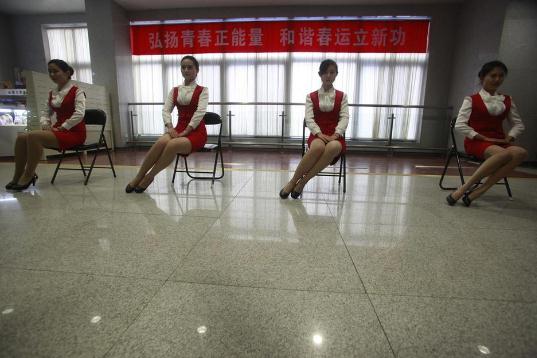 濟南鐵路局春運美女志愿者露美腿，齊P小短裙濃妝艷抹引爆眼球(組圖)