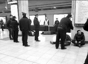 4男子北京地鐵上群毆，從北京站打到朝陽門，乘客怕誤傷讓出1節車廂